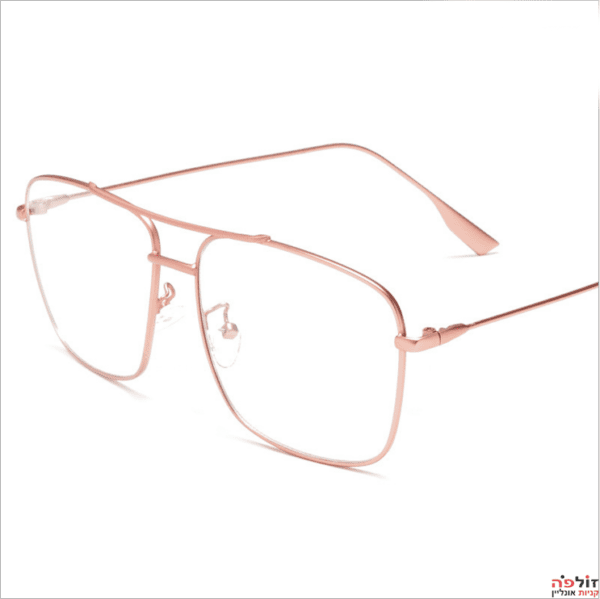 משקפי ראיה עם מסגרת ורודה על רקע לבן