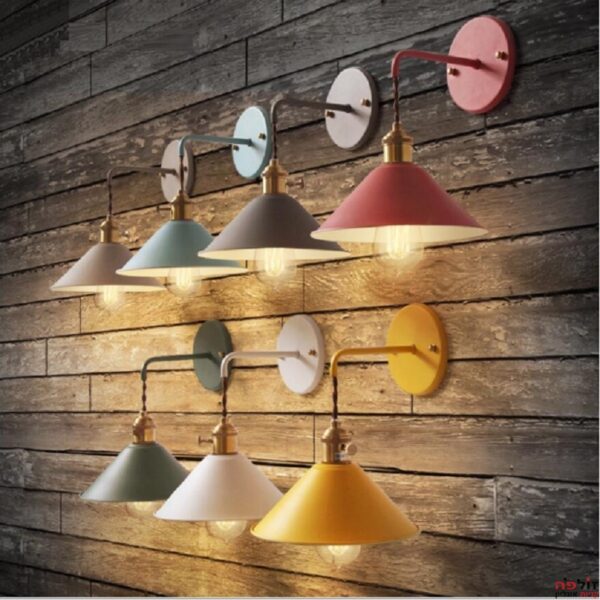 מגוון מנורות קיר בצורת קונוס דולקות עם אור חם