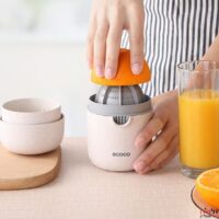 הכנת מיץ תפוזים במסחטה ידנית