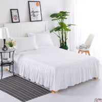 חדר שינה על המיטה סדין חצאית בצבע לבן