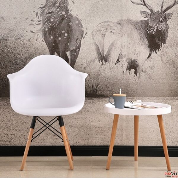 כיסא ושולחן מעוצבים בצבע לבן