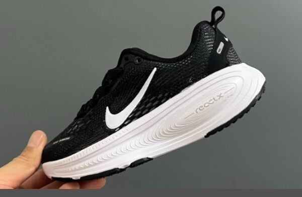 ⁦נעלי ספורט לילדים וילדות עם שרוכים נייק NIKE⁩ – תמונה ⁦8⁩