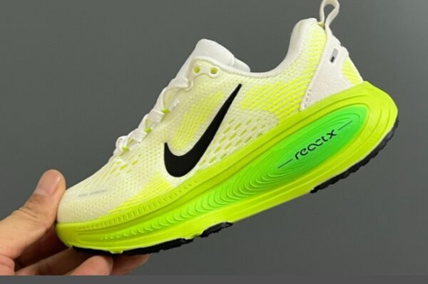 ⁦נעלי ספורט לילדים וילדות עם שרוכים נייק NIKE⁩ – תמונה ⁦7⁩