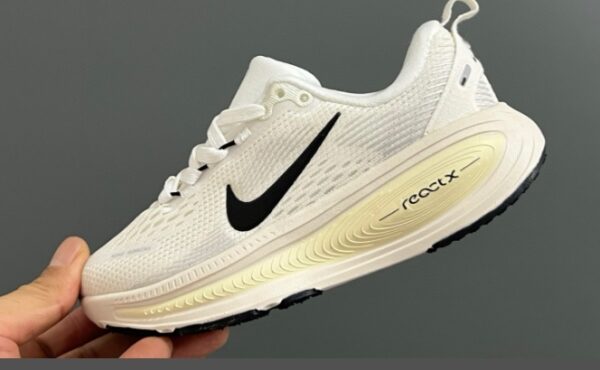 ⁦נעלי ספורט לילדים וילדות עם שרוכים נייק NIKE⁩ – תמונה ⁦6⁩