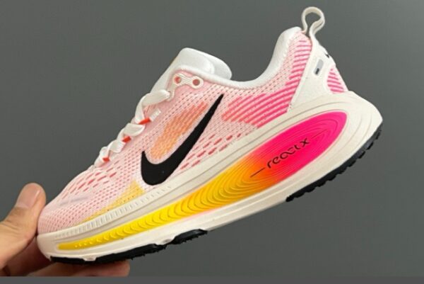 ⁦נעלי ספורט לילדים וילדות עם שרוכים נייק NIKE⁩ – תמונה ⁦5⁩