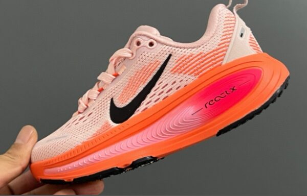 ⁦נעלי ספורט לילדים וילדות עם שרוכים נייק NIKE⁩ – תמונה ⁦3⁩