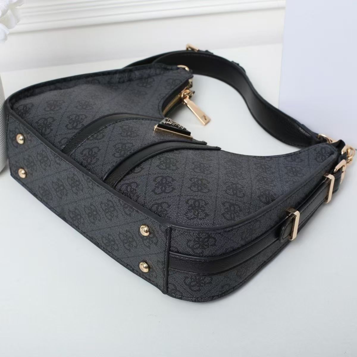 תיק ערב לנשים עם ארנקון תואם גאס GUESS – תמונה 7