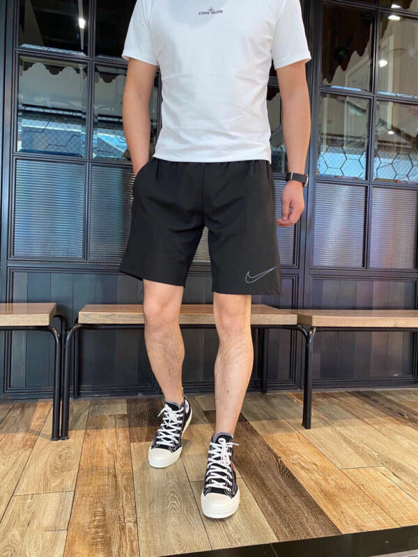 ⁦מכנסי ספורט קצרות לגברים נייק NIKE⁩ – תמונה ⁦2⁩