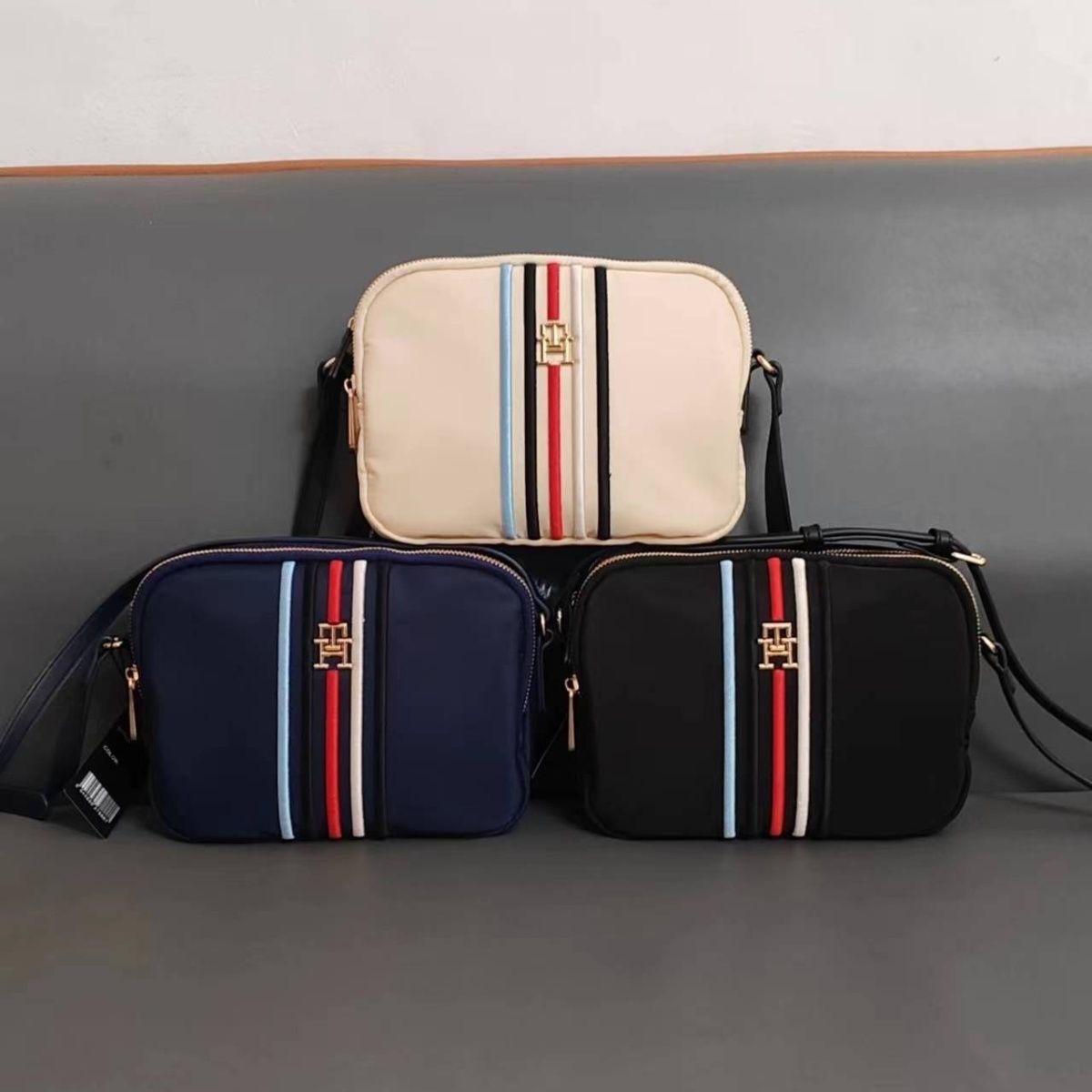 תיק צד קטן עם רוכסן לנשים טומי היליפיגר TOMMY HILFIGER – תמונה 10