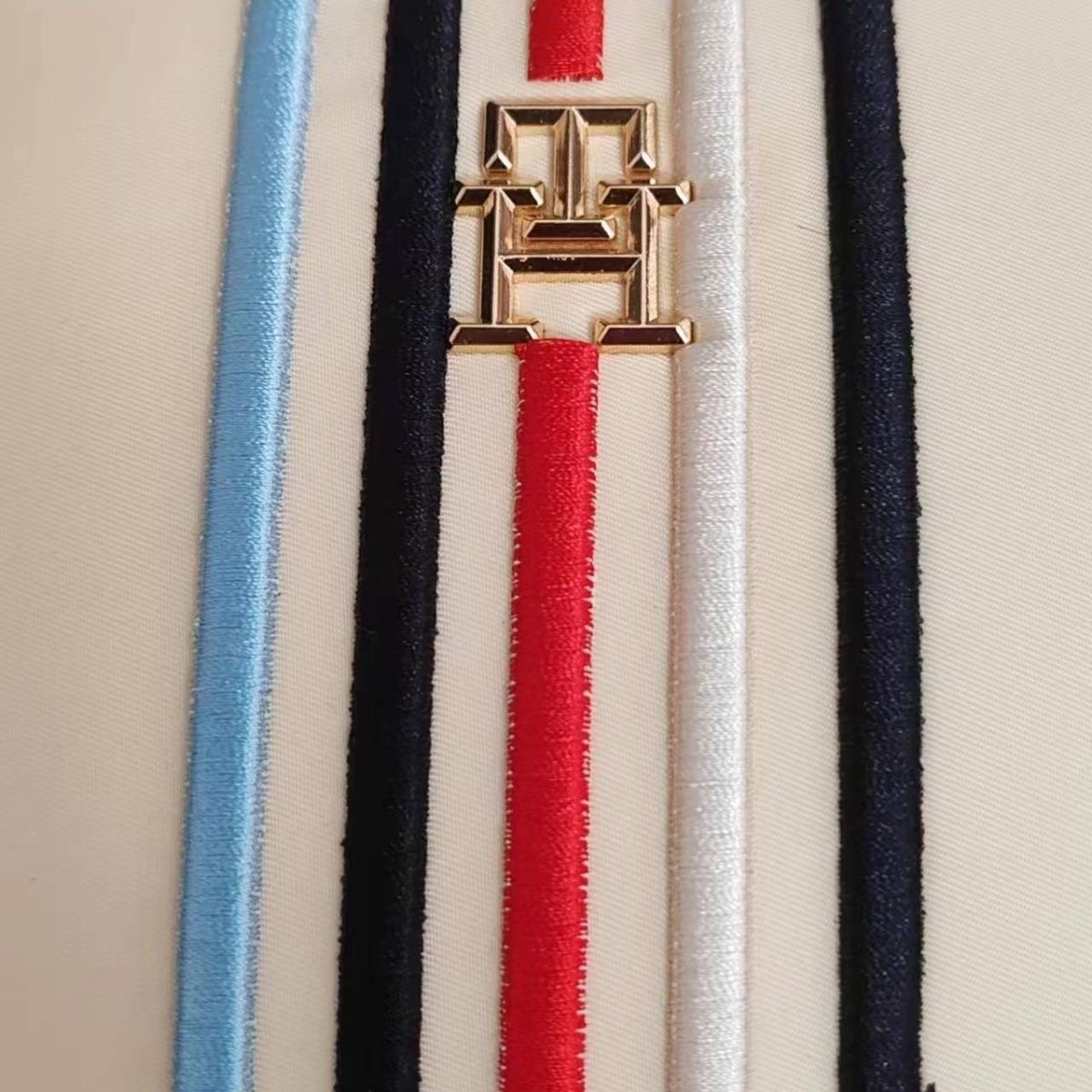תיק צד קטן עם רוכסן לנשים טומי היליפיגר TOMMY HILFIGER – תמונה 9