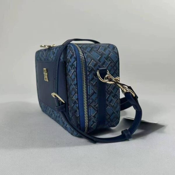 ⁦תיק צד מלבני עם רוכסן לנשים טומי היליפיגר TOMMY HILFIGER⁩ – תמונה ⁦6⁩