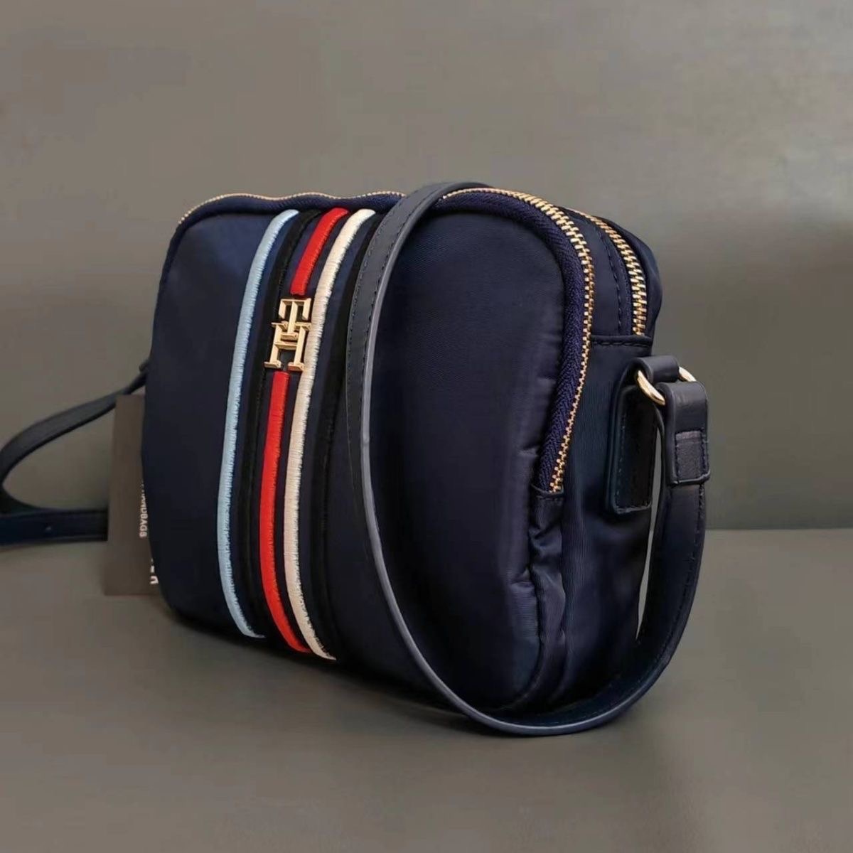 תיק צד קטן עם רוכסן לנשים טומי היליפיגר TOMMY HILFIGER – תמונה 7