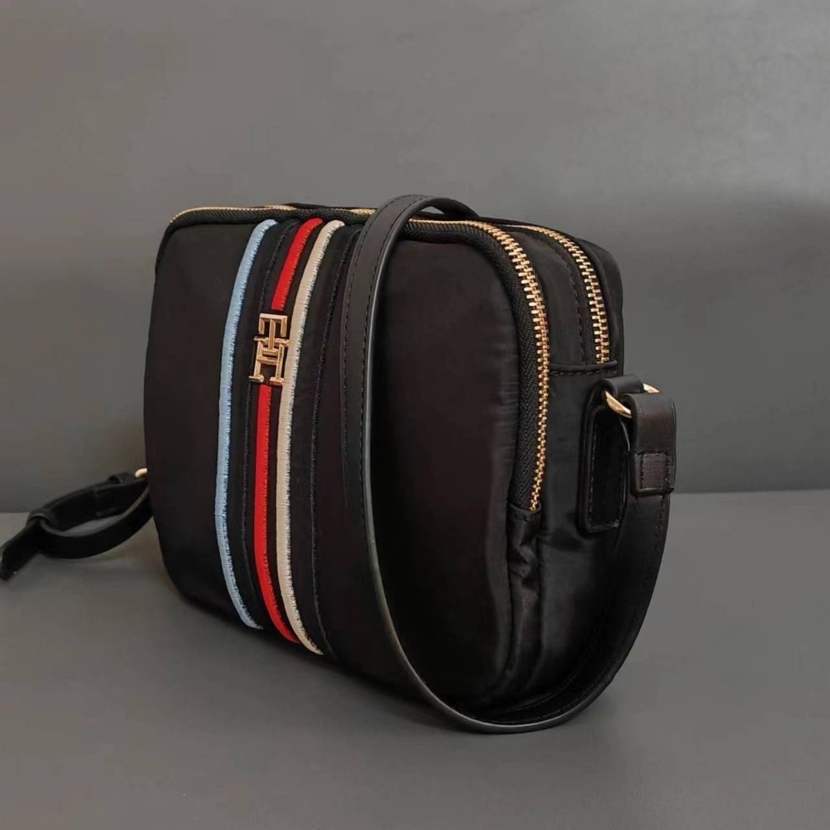 תיק צד קטן עם רוכסן לנשים טומי היליפיגר TOMMY HILFIGER – תמונה 5