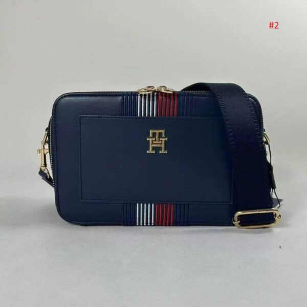⁦תיק צד מלבני עם רוכסן לנשים טומי היליפיגר TOMMY HILFIGER⁩ – תמונה ⁦3⁩