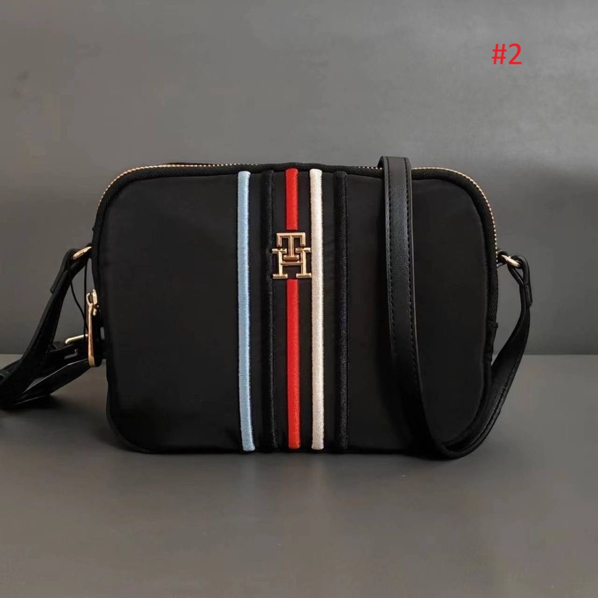 תיק צד קטן עם רוכסן לנשים טומי היליפיגר TOMMY HILFIGER – תמונה 3