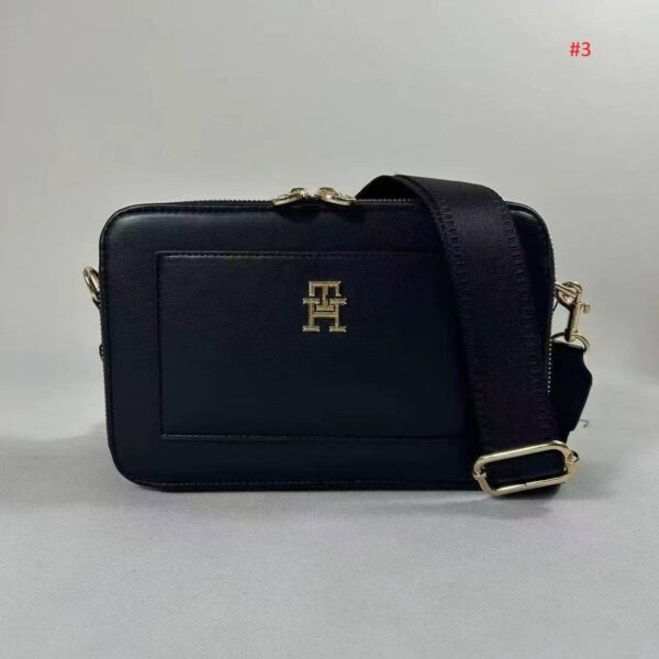 ⁦תיק צד מלבני עם רוכסן לנשים טומי היליפיגר TOMMY HILFIGER⁩ – תמונה ⁦4⁩