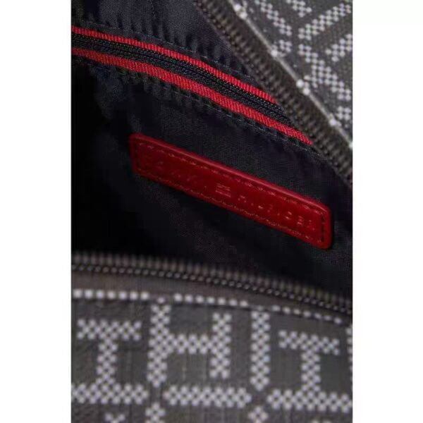 ⁦תיק צד נשים מודפס טומי היליפיגר TOMMY HILFIGER⁩ – תמונה ⁦5⁩