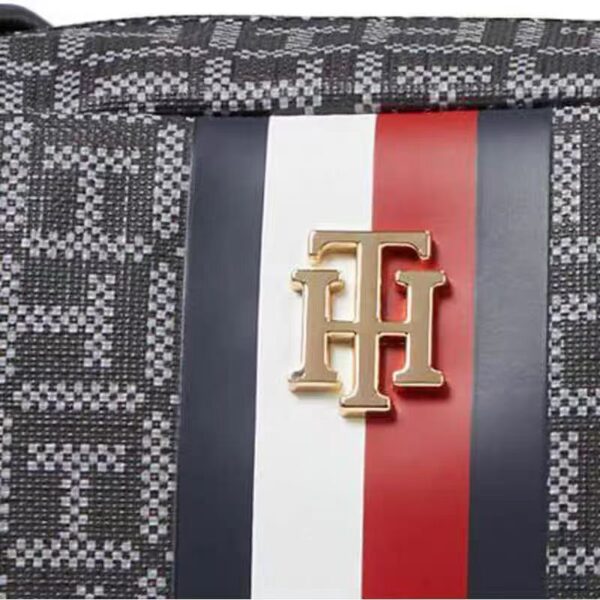 ⁦תיק צד נשים מודפס טומי היליפיגר TOMMY HILFIGER⁩ – תמונה ⁦6⁩