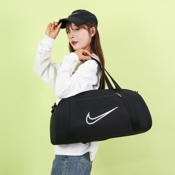 ⁦תיק נסיעות מעוגל נייק NIKE⁩ – תמונה ⁦3⁩