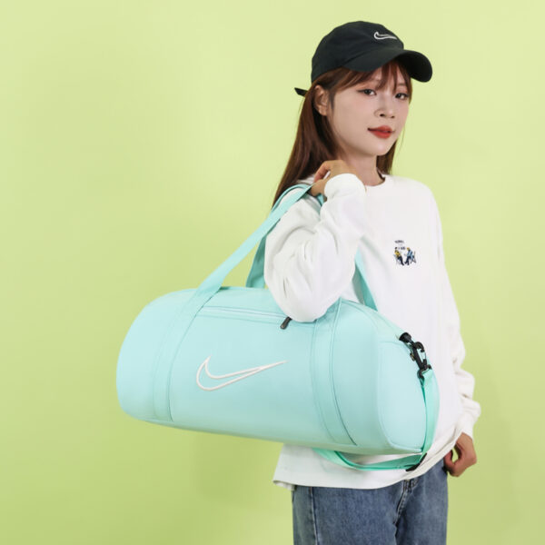 ⁦תיק נסיעות מעוגל נייק NIKE⁩ – תמונה ⁦4⁩