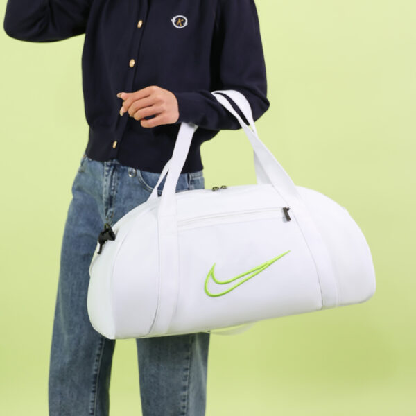 ⁦תיק נסיעות מעוגל נייק NIKE⁩ – תמונה ⁦5⁩