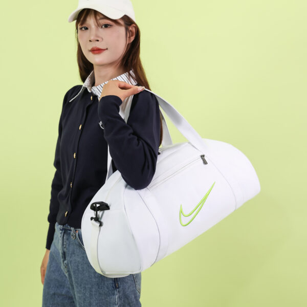 ⁦תיק נסיעות מעוגל נייק NIKE⁩ – תמונה ⁦6⁩