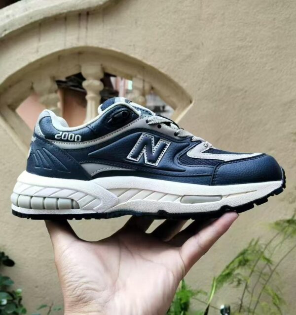 ⁦נעלי ספורט ניו באלאנס דגם 2000 NEW BALANCE⁩ – תמונה ⁦2⁩