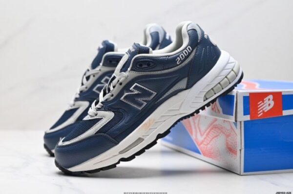 ⁦נעלי ספורט ניו באלאנס דגם 2000 NEW BALANCE⁩ – תמונה ⁦11⁩