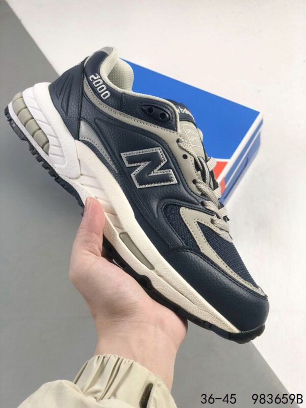 ⁦נעלי ספורט ניו באלאנס דגם 2000 NEW BALANCE⁩ – תמונה ⁦17⁩