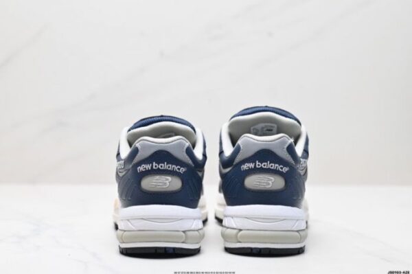 ⁦נעלי ספורט ניו באלאנס דגם 2000 NEW BALANCE⁩ – תמונה ⁦4⁩