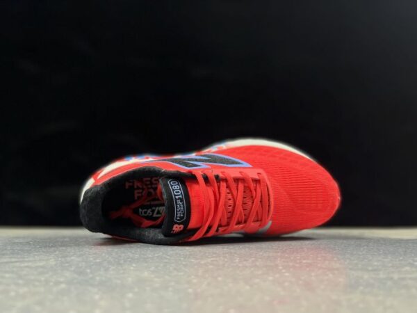 ⁦נעלי ספורט אופנתיות ניו באלאנס דגם 1080 NEW BALANCE⁩ – תמונה ⁦3⁩