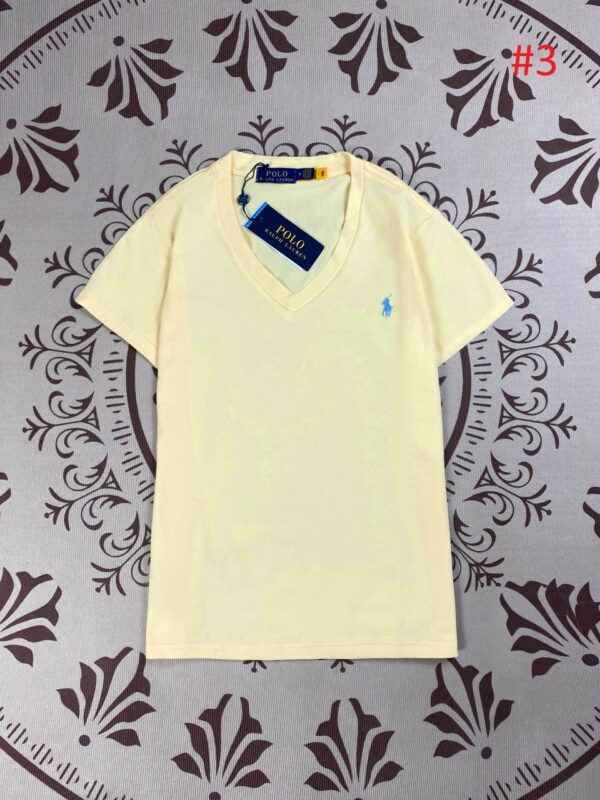 ⁦חולצת טישרט לגבר עם צווארון V ראלף לורן Ralph Lauren⁩ – תמונה ⁦4⁩
