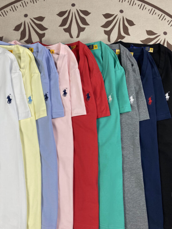 ⁦חולצת טישרט לגבר עם צווארון V ראלף לורן Ralph Lauren⁩ – תמונה ⁦17⁩