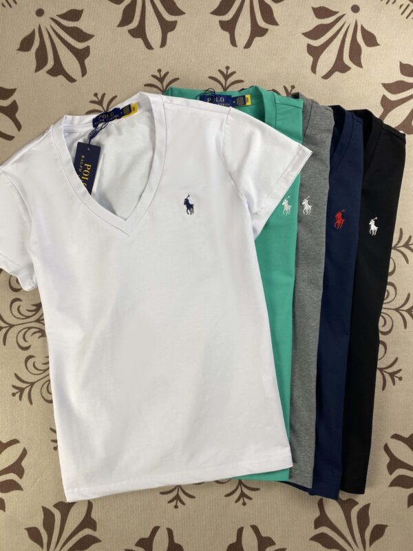 ⁦חולצת טישרט לגבר עם צווארון V ראלף לורן Ralph Lauren⁩ – תמונה ⁦16⁩