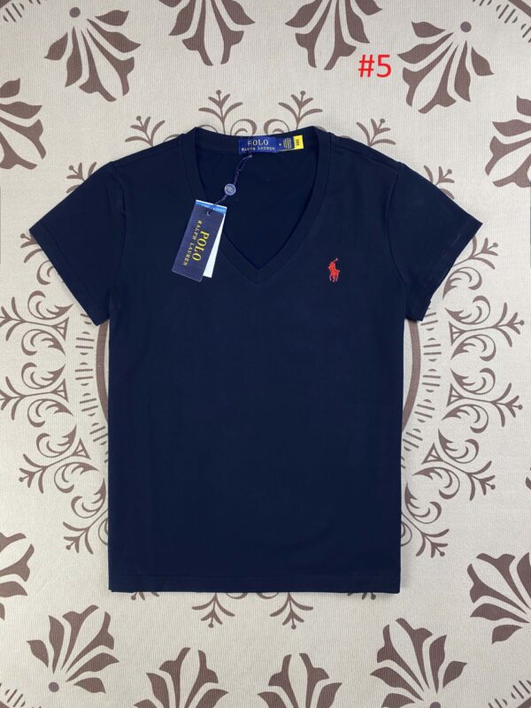 ⁦חולצת טישרט לגבר עם צווארון V ראלף לורן Ralph Lauren⁩ – תמונה ⁦6⁩