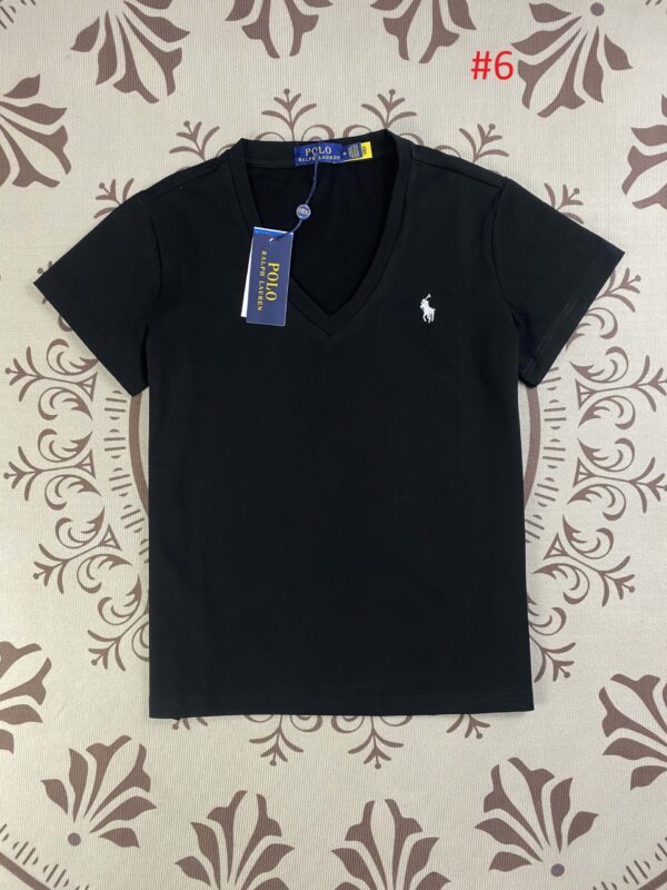 ⁦חולצת טישרט לגבר עם צווארון V ראלף לורן Ralph Lauren⁩ – תמונה ⁦7⁩