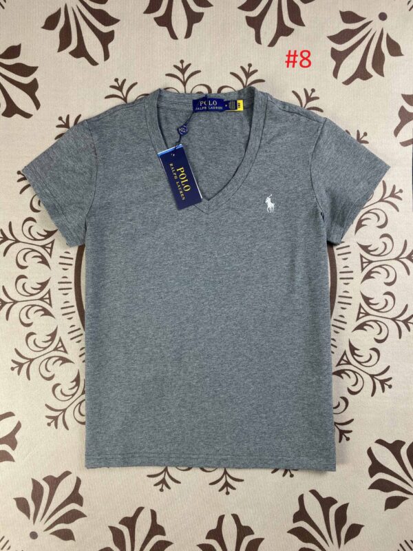 ⁦חולצת טישרט לגבר עם צווארון V ראלף לורן Ralph Lauren⁩ – תמונה ⁦9⁩