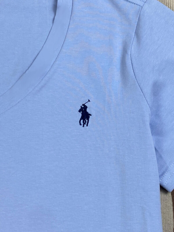 ⁦חולצת טישרט לגבר עם צווארון V ראלף לורן Ralph Lauren⁩ – תמונה ⁦11⁩