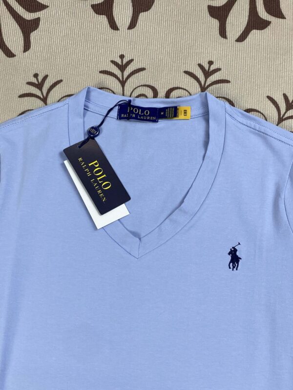 ⁦חולצת טישרט לגבר עם צווארון V ראלף לורן Ralph Lauren⁩ – תמונה ⁦12⁩