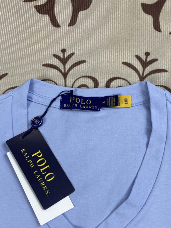 ⁦חולצת טישרט לגבר עם צווארון V ראלף לורן Ralph Lauren⁩ – תמונה ⁦13⁩