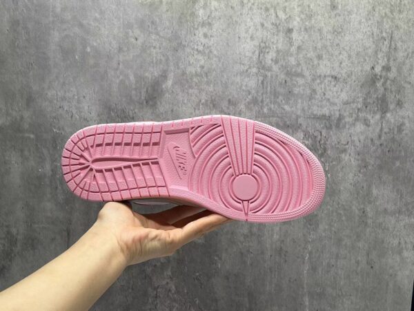 ⁦נעלי אייר גורדן בצבע ורוד לנשים AIR JORDAN⁩ – תמונה ⁦8⁩
