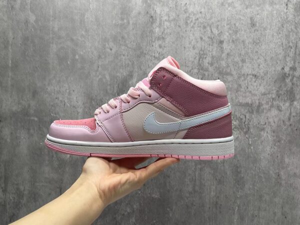⁦נעלי אייר גורדן בצבע ורוד לנשים AIR JORDAN⁩ – תמונה ⁦5⁩