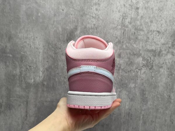 ⁦נעלי אייר גורדן בצבע ורוד לנשים AIR JORDAN⁩ – תמונה ⁦7⁩