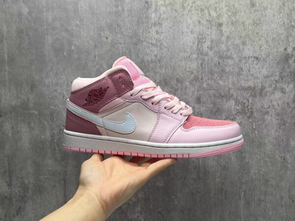⁦נעלי אייר גורדן בצבע ורוד לנשים AIR JORDAN⁩ – תמונה ⁦4⁩