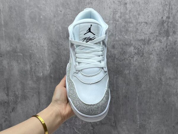 ⁦סניקרס אייר גורדן בצבע לבן נשים גברים ונוער AIR JORDAN⁩ – תמונה ⁦4⁩