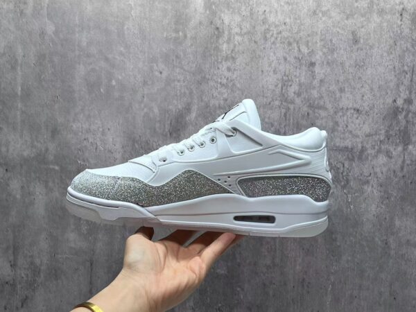 ⁦סניקרס אייר גורדן בצבע לבן נשים גברים ונוער AIR JORDAN⁩ – תמונה ⁦3⁩