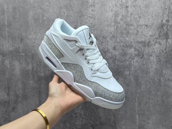 ⁦סניקרס אייר גורדן בצבע לבן נשים גברים ונוער AIR JORDAN⁩ – תמונה ⁦2⁩
