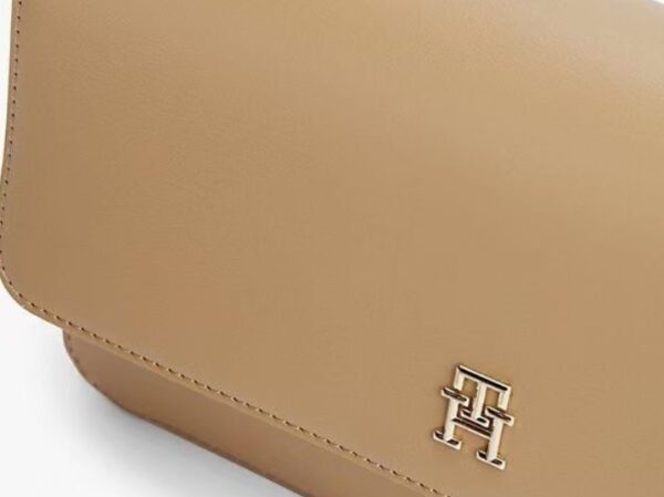 ⁦תיק יד קטן לנשים טומי היליפיגר Tommy Hilfiger⁩ – תמונה ⁦6⁩