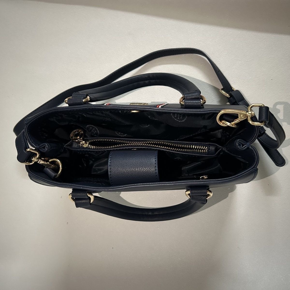 תיק יד קטן לנשים טומי היליפיגר Tommy Hilfiger – תמונה 6