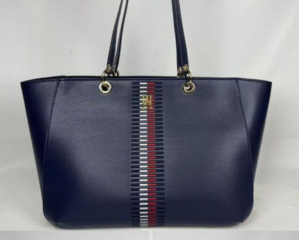 ⁦תיק צד מרובע לנשים עם רקמה טומי היליפיגר Tommy Hilfiger⁩ – תמונה ⁦4⁩